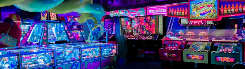 网球大满贯比赛直播画面，选手发球瞬间