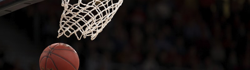 NBA篮球比赛直播画面，球员飞身扣篮瞬间