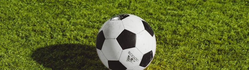 英超联赛足球比赛直播画面，球员正在激烈拼抢